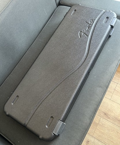Fender deluxe molded case for - molded,